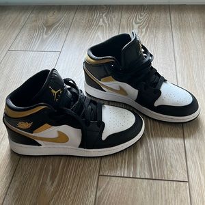 Air Jordan 1 Mid GS Pollen Black White 5.5Y